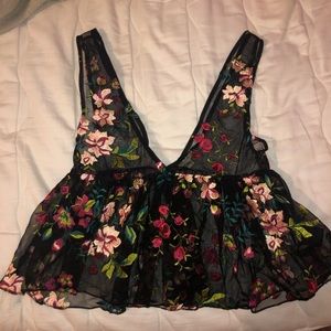 Super cute mesh embroidered ecoté top!